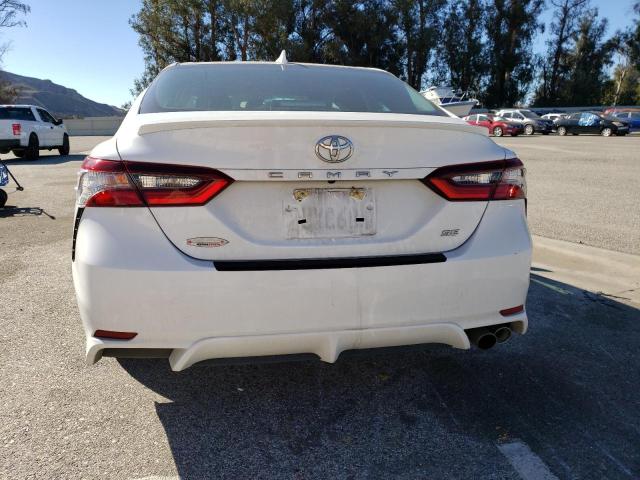 4T1G11AK1MU529288 - 2021 TOYOTA CAMRY SE WHITE photo 6