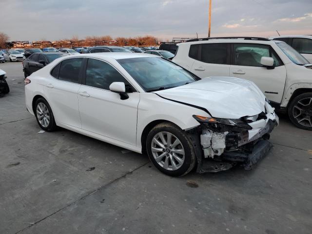 4T1B11HK3JU592209 - 2018 TOYOTA CAMRY L WHITE photo 4