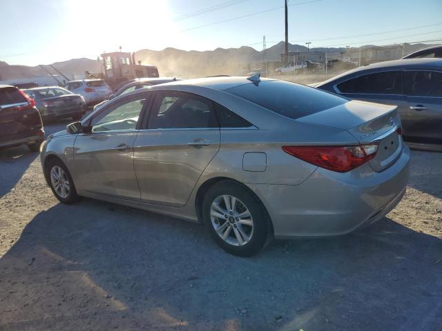 5NPEB4AC8BH252617 - 2011 HYUNDAI SONATA GLS GOLD photo 2