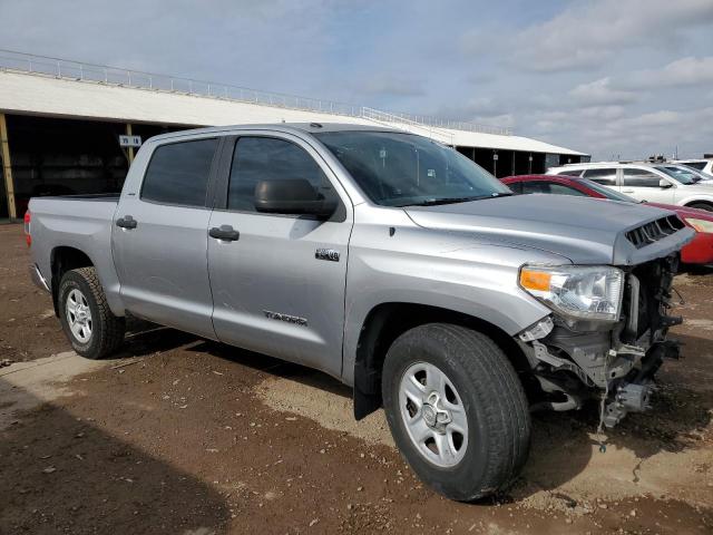 5TFEY5F1XFX180566 - 2015 TOYOTA TUNDRA CREWMAX SR5 SILVER photo 4