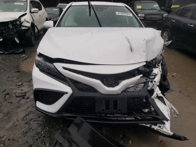 4T1G11AK6RU202716 - 2024 TOYOTA CAMRY SE NIGHT SHADE WHITE photo 11