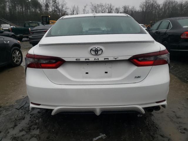 4T1G11AK6RU202716 - 2024 TOYOTA CAMRY SE NIGHT SHADE WHITE photo 6