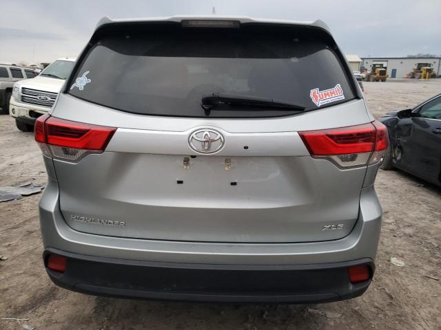 5TDKZRFH7KS560324 - 2019 TOYOTA HIGHLANDER SE SILVER photo 6