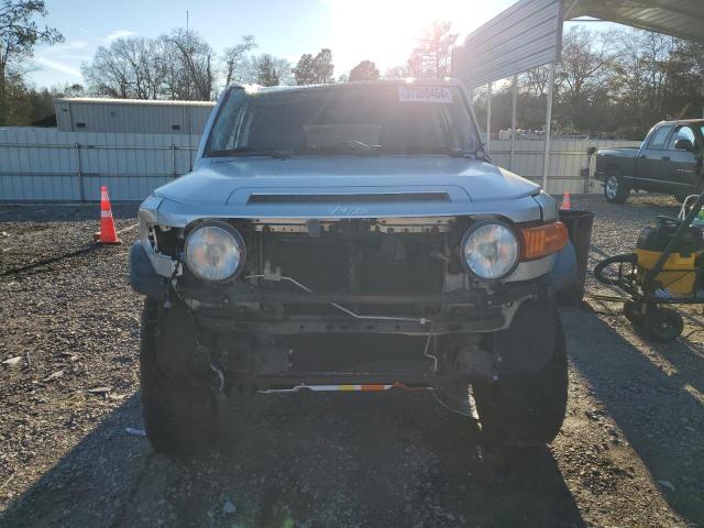 JTEZU11F570015510 - 2007 TOYOTA FJ CRUISER SILVER photo 5