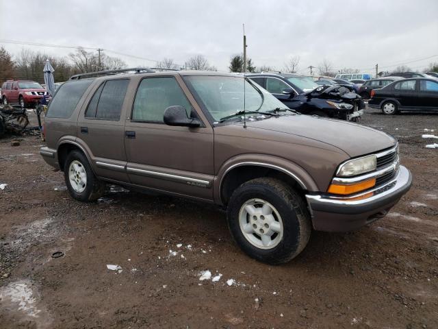 1GNDT13W9W2179528 - 1998 CHEVROLET BLAZER BROWN photo 4