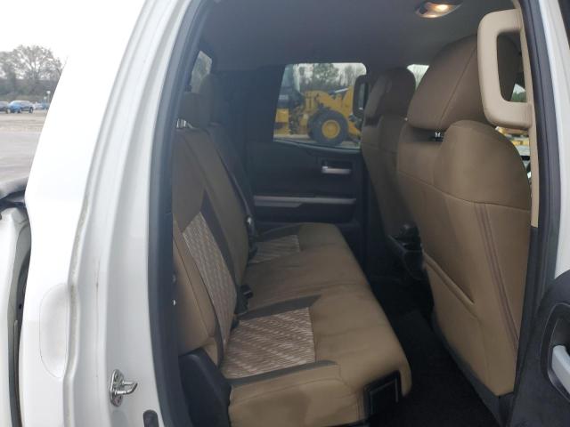 5TFRY5F11JX234380 - 2018 TOYOTA TUNDRA DOUBLE CAB SR/SR5 WHITE photo 10