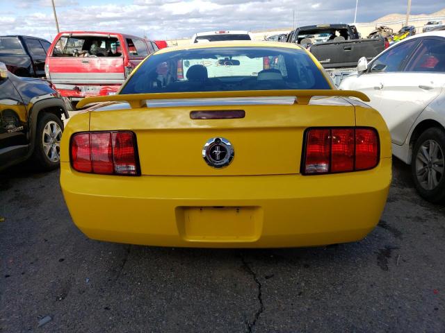 1ZVHT80N755234583 - 2005 FORD MUSTANG YELLOW photo 6