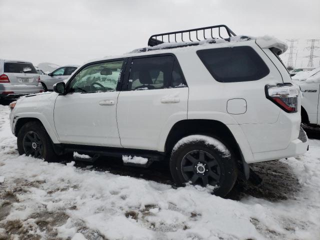 JTETU5JR2N6079893 - 2022 TOYOTA 4RUNNER TRAIL WHITE photo 2