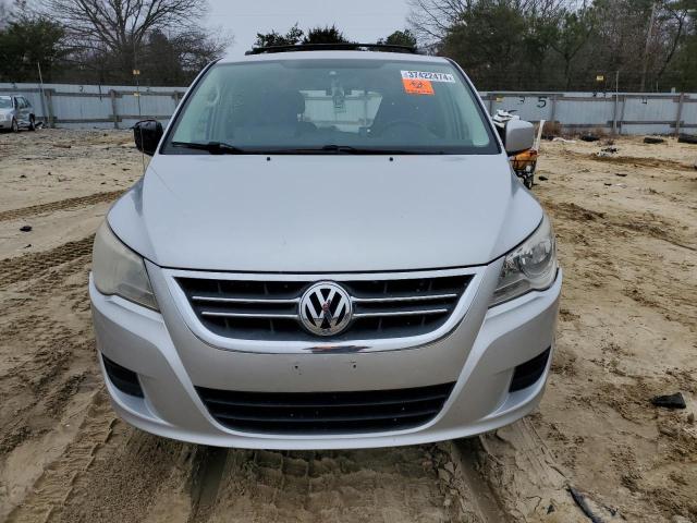 2V8HW34189R609348 - 2009 VOLKSWAGEN ROUTAN SE GRAY photo 5