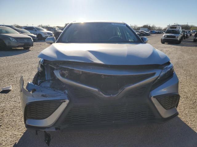 4T1G11AKXNU662164 - 2022 TOYOTA CAMRY SE SILVER photo 5