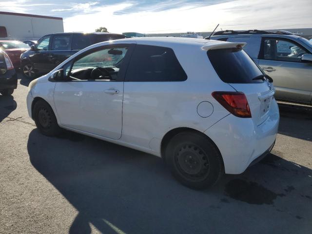 VNKJTUD36FA026832 - 2015 TOYOTA YARIS WHITE photo 2