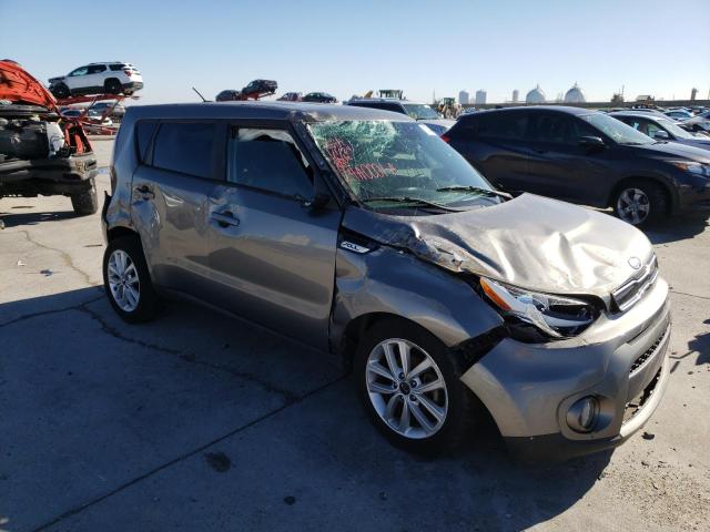 KNDJP3A53J7556078 - 2018 KIA SOUL + GRAY photo 4