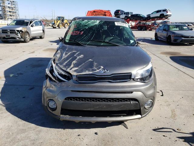 KNDJP3A53J7556078 - 2018 KIA SOUL + GRAY photo 5