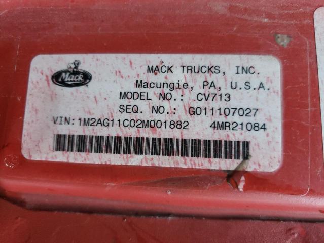 1M2AG11C02M001882 - 2002 MACK 700 CV700 RED photo 10