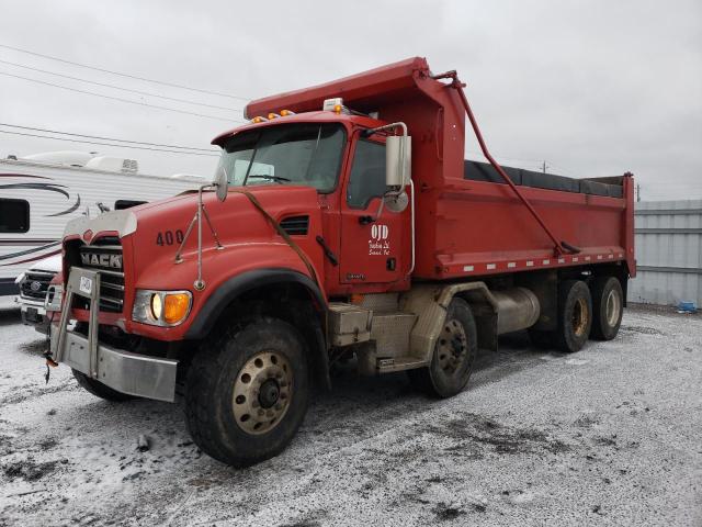 1M2AG11C02M001882 - 2002 MACK 700 CV700 RED photo 2