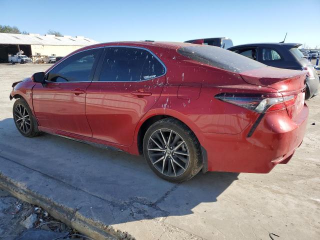 4T1G11AK7MU429714 - 2021 TOYOTA CAMRY SE RED photo 2