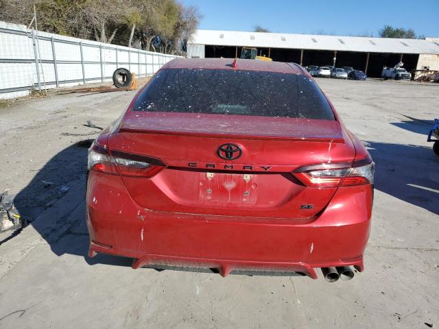 4T1G11AK7MU429714 - 2021 TOYOTA CAMRY SE RED photo 6