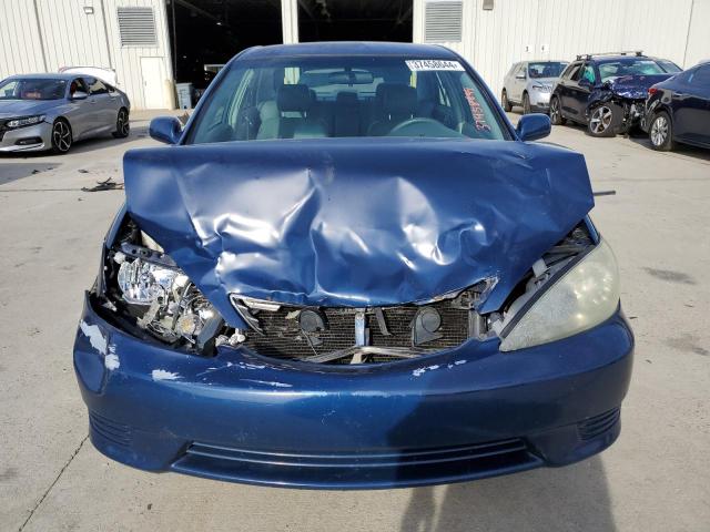4T1BE30K55U006935 - 2005 TOYOTA CAMRY LE BLUE photo 5