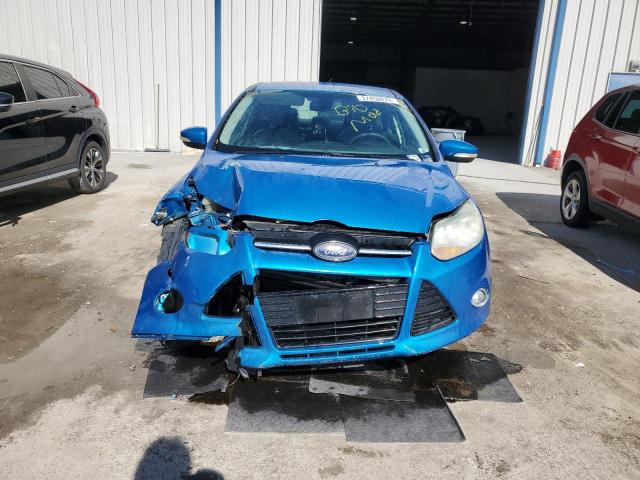 1FAHP3H27CL327980 - 2012 FORD FOCUS SEL BLUE photo 5