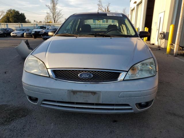 1FAFP34N55W315187 - 2005 FORD FOCUS ZX4 SILVER photo 5