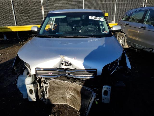 KNDJN2A25J7600457 - 2018 KIA SOUL SILVER photo 5