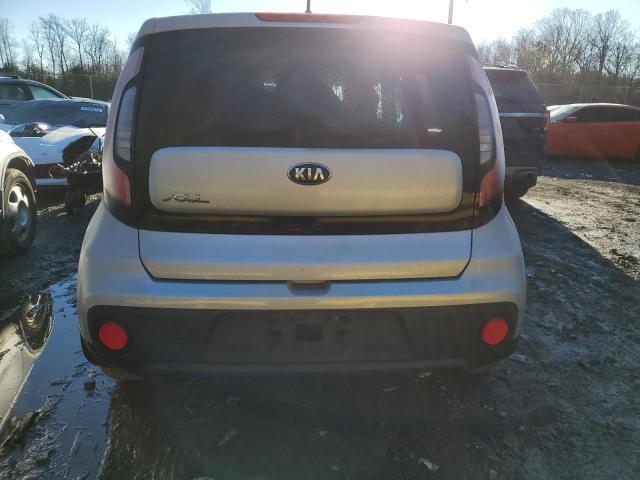 KNDJN2A25J7600457 - 2018 KIA SOUL SILVER photo 6