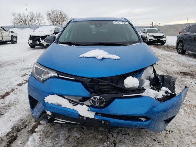 2T3ZFREV1JW475538 - 2018 TOYOTA RAV4 LE Mavi foto 5