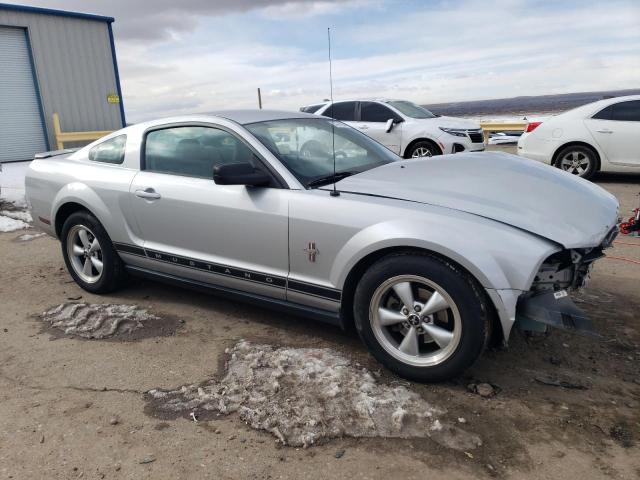 1ZVFT80N375232467 - 2007 FORD MUSTANG SILVER photo 4