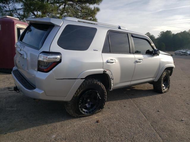JTEBU5JR7J5579737 - 2018 TOYOTA 4RUNNER SR5/SR5 PREMIUM SILVER photo 3