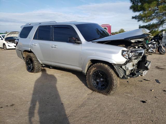 JTEBU5JR7J5579737 - 2018 TOYOTA 4RUNNER SR5/SR5 PREMIUM SILVER photo 4