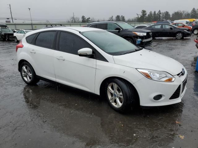 1FADP3K2XEL152425 - 2014 FORD FOCUS SE WHITE photo 4