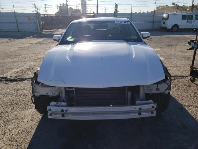 1ZVBP8AN2A5129842 - 2010 FORD MUSTANG WHITE photo 5