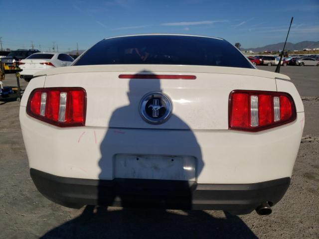 1ZVBP8AN2A5129842 - 2010 FORD MUSTANG WHITE photo 6