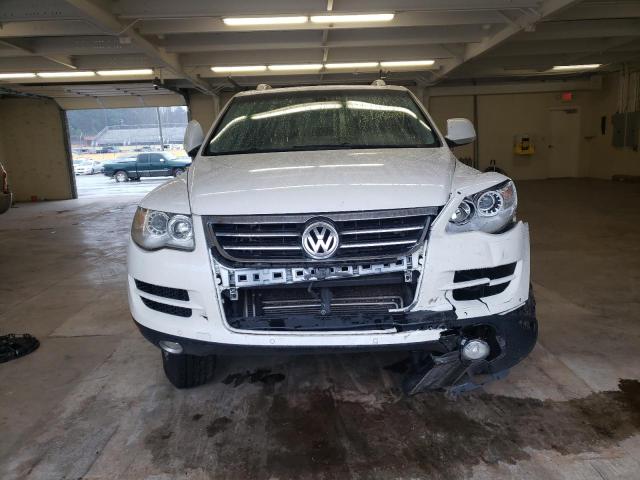 WVGFK7A92AD003949 - 2010 VOLKSWAGEN TOUAREG TDI WHITE photo 5