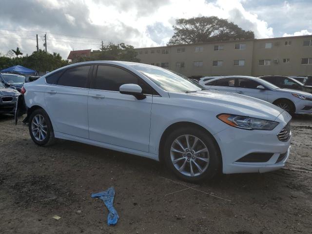 3FA6P0H76HR171845 - 2017 FORD FUSION SE WHITE photo 4