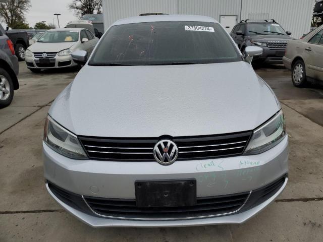 3VWDP7AJ8DM403978 - 2013 VOLKSWAGEN JETTA SE SILVER photo 5