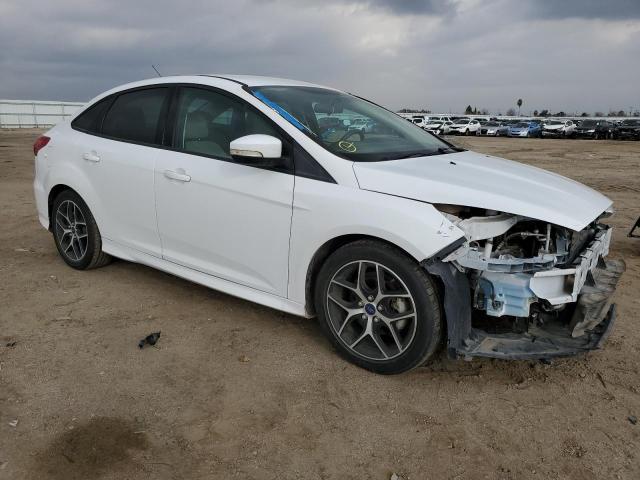 1FADP3F28FL287950 - 2015 FORD FOCUS SE WHITE photo 4