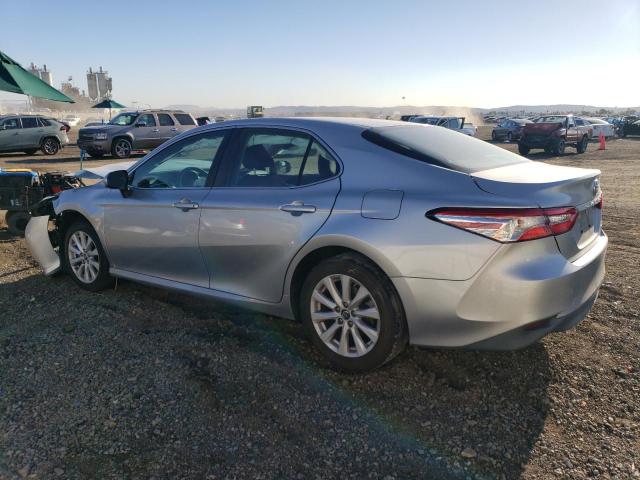 4T1B11HK9JU653272 - 2018 TOYOTA CAMRY L SILVER photo 2