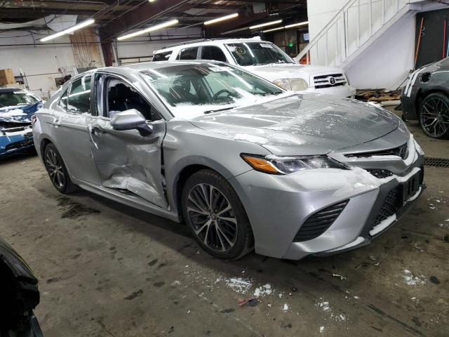 4T1G11AK7LU336819 - 2020 TOYOTA CAMRY SE SILVER photo 4