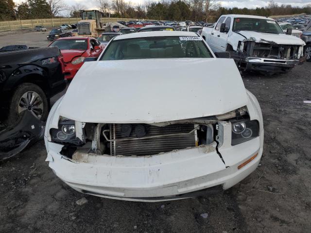 1ZVHT80N985193829 - 2008 FORD MUSTANG WHITE photo 5