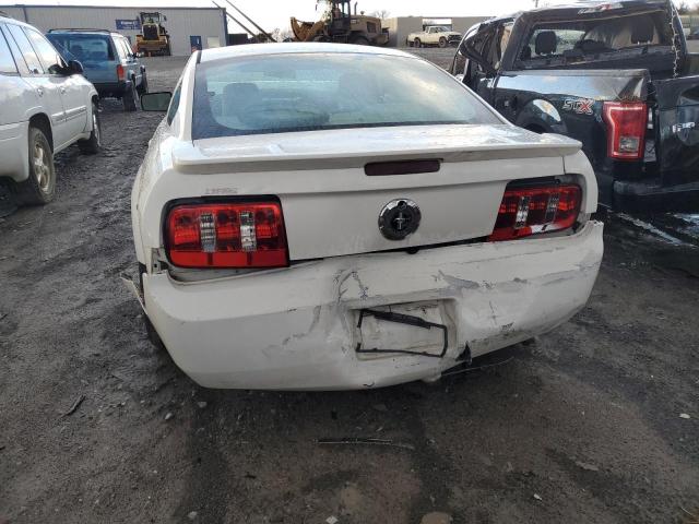 1ZVHT80N985193829 - 2008 FORD MUSTANG WHITE photo 6