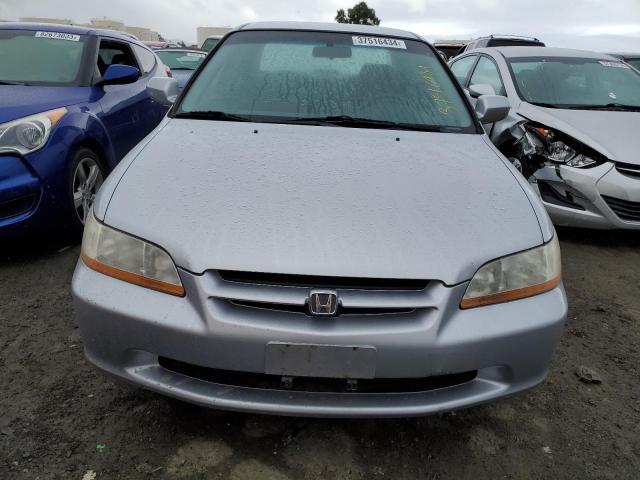 3HGCG6653YG704653 - 2000 HONDA ACCORD LX SILVER photo 5