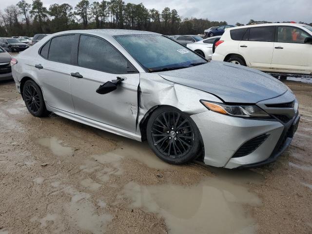 4T1G11AKXLU304513 - 2020 TOYOTA CAMRY SE SILVER photo 4