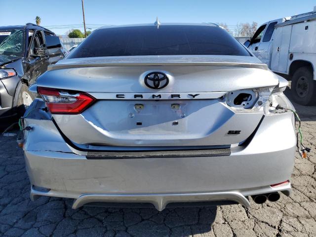 4T1G11AK5NU687036 - 2022 TOYOTA CAMRY SE SILVER photo 6