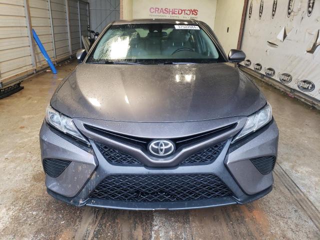 4T1B11HKXJU657847 - 2018 TOYOTA CAMRY L GRAY photo 5