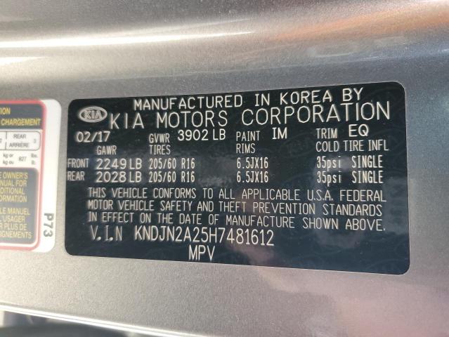 KNDJN2A25H7481612 - 2017 KIA SOUL SILVER photo 12