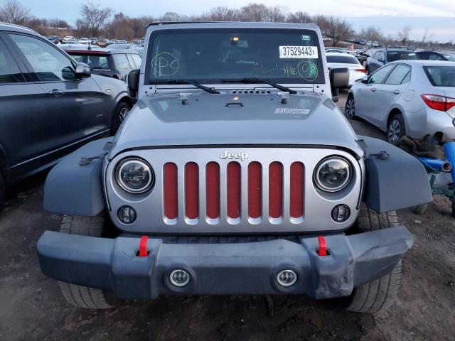 1C4BJWDG9GL108061 - 2016 JEEP WRANGLER U SPORT ვერცხლისფერი ფოტო 5