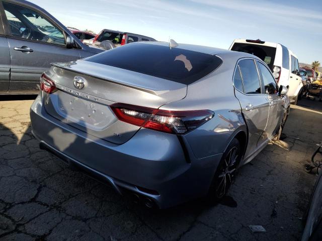 4T1G11AK6NU624897 - 2022 TOYOTA CAMRY SE SILVER photo 3