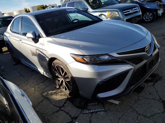 4T1G11AK6NU624897 - 2022 TOYOTA CAMRY SE SILVER photo 4