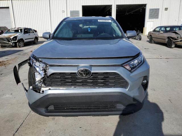 2T3W1RFV2MC105592 - 2021 TOYOTA RAV4 XLE SILVER photo 5